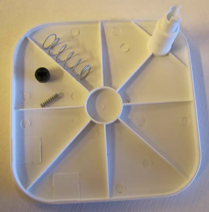 Sähkön sisäänottorasian kääntyva suojakansi jousineen 2 kpl ja lukitusosat 2 kpl .LMC-Dethleffs ja ym ajoneuvoissa - Johdot. liittimet, rasiat - 4004700 - 1